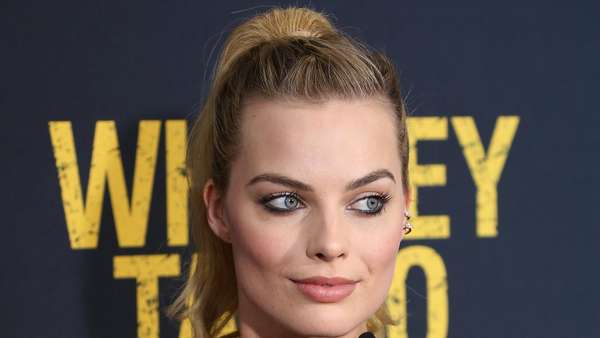 Sexy in Black Margot Robbie Dalam Gaun Hitam Sexy in Black Margot Robbie Dalam Gaun Hitam