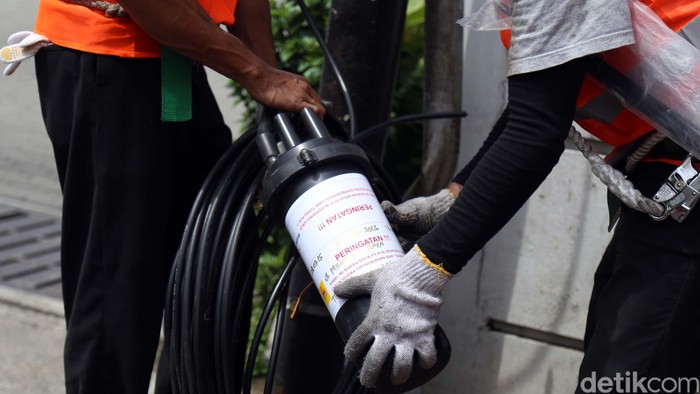 PT PLN (Persero) Distribusi Jakarta Raya, melakukan penertiban jaringan ilegal di tiang PLN. PLN melakukan penertiban di 48 lokasi di DKI Jakarta, Rabu (2/3/2016). Selain itu membahayakan, jaringan kabel tersebut juga mengganggu estetika Ibukota. Jaringan yang ditertibkan adalah jaringan kabel telematika yang mengganggu estetika tata kota yang tidak mempunyai hubungan pernjanjian kontrak dengan ICON + membahayakan keamanan dan keselamatan umum dan letak jaringan ilegal terlalu rendah tidak sesuai standar kontruksi dan mengakibatkan tiang PLN miring / perlu perbaikan. (FOTO: Rachman Haryanto/detikcom)
