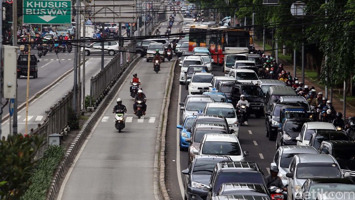 Sejumlah pengendara roda dua ataupun roda empat nekat menerobos jalur khsuus busway di Kawasan Gunung Sahari, Jakarta Pusat, Rabu (2/3/2016). Meskipun sudah diterapkan denda maksimal bagi pelanggar, masih banyak pengendara yang nekat melintasinya. Terlebih tentang keselamatan bagi pengguna jalan tersebut. (FOTO: Rachman Haryanto/detikcom)