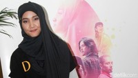 Gadis kelahiran 30 Juli 1996 itu tampak menggunakan celana abu-abu dan sneaker berwarna putih. Pool/Gus Mun/detikFoto.