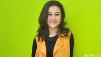 Aaliyah tampil dengan outer kuning dan dress hitam. Pool/Ismail/detikFoto.