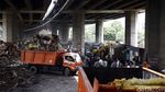 Alat Berat Ratakan Bangunan Liar di Kolong Tol Pluit