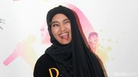 Pose bintang film Dreams itu dengan menjulurkan lidahnya. Pool/Gus Mun/detikFoto.