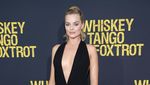 Sexy in Black Margot Robbie Dalam Gaun Hitam