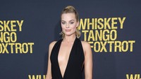 Margot Robbie tampak mengenakan gaun hitam berbelahan dada rendah. Neilson Barnard/Getty Images for Paramount Pictures/detikFoto.