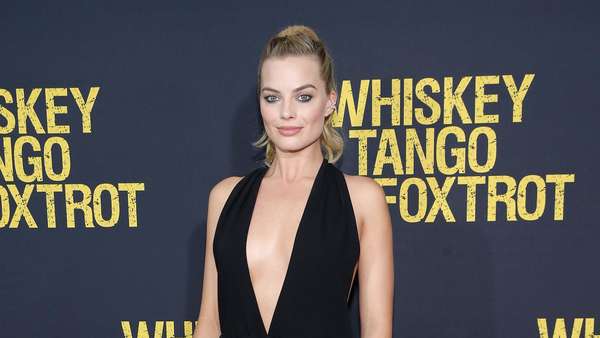 Sexy in Black Margot Robbie Dalam Gaun Hitam Sexy in Black Margot Robbie Dalam Gaun Hitam