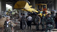Aparat gabungan Polri, TNI, dan Satpol PP dikerahkan dalam penertiban bangunan liar tersebut.