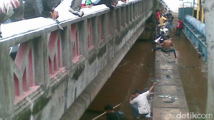 Akhmat Faozi Hilang Setelah Tercebur ke Kali Pesanggrahan