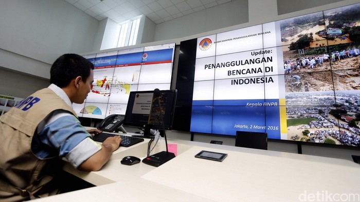 Kepala Badan Nasional Penanggulangan Bencana (BNPB), Willem Rampangilei menggelar jumpa pers mengenai upaya penanggulangan bencana di Gedung BNPB, Jakarta, Rabu (2/3/2016).