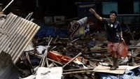 Sekitar 380 bedeng di kolong tol Pluit dibongkar dalam penertiban yang dilakukan Selasa (1/3/2016) sekitar pukul 12.00 WIB.