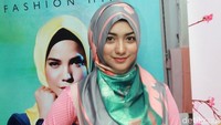 Ia tampil dengan hijab abu-abu bercorak yang dipadupadankan dengan busana berwarna pink. Pool/Gus Mun/detikFoto.
