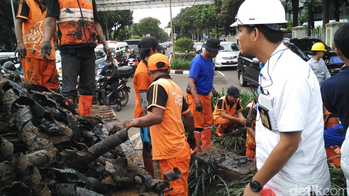 6 Petugas PLN Ambil Sampel Bungkus Kabel di Got Patung Kuda