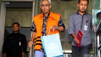 Kepala Pusat Pengembangan Sumber Daya Manusia Laut (PPSDML) yang juga mantan Dirjen Perhubungan Laut Djoko Pramono keluar gedung KPK usai diperiksa penyidik, Rabu (2/3).