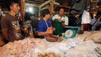 Sandiaga berdialog dengan pedagang Pasar Senen.