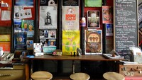 Tulisan Moore & Moore Cafe memang tidak terlalu mencolok. Namun kamu pasti langsung tertarik begitu mengintip bagian dalamnya dari jalan raya. Kafe ini punya lorong utama penuh poster dan barang-barang vintage (Sastri/detikTravel)