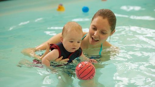 Hal-hal yang Perlu Diketahui Sebelum Ajak Bayi Berenang