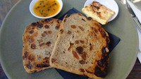 Deretan menu sarapan tampak menggugah selera. Karena tak terlalu lapar, detikTravel memesan fresh fruit bread yang disajikan dengan cinnamon butter dan selai. Nikmat! (Sastri/detikTravel)