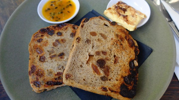 Deretan menu sarapan tampak menggugah selera. Karena tak terlalu lapar, detikTravel memesan fresh fruit bread yang disajikan dengan cinnamon butter dan selai. Nikmat! (Sastri/detikTravel) Deretan menu sarapan tampak menggugah selera. Karena tak terlalu lapar, detikTravel memesan fresh fruit bread yang disajikan dengan cinnamon butter dan selai. Nikmat! (Sastri/detikTravel)