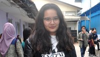 Zahwa tampil bak rocker dengan jaket hitam dan jeans. Pool/Ismail/detikFoto.