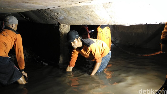 Bungkus Kabel di 4 Titik Got Diangkut, Selokan Kini Lancar