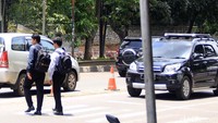 Warga Bogor lebih senang menyebrang di jalan besar dari pada menggunakan fasilitas umum terlebih lagi plang tanda untuk menyebrang di underpass sudah terpasang. Al Fanny Panestika/detikFoto.