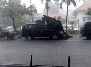 Dinding Penutup Gedung Pemkot Surabaya yang Terkelupas Juga Timpa Mobil