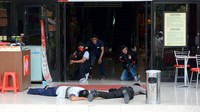 Para teroris yang berada di dalam mal menembaki polisi yang mengepungnya.