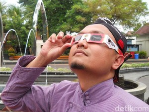 Begini Cara Aman Melihat Gerhana Matahari di Jakarta dan Sekitarnya