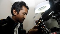 Meski laboratorium di dalam gedung bekas pemerintah Hindia Belanda itu kecil, KNKT tidak kendala dalam proses pengunduhan dan transkrip black box.
