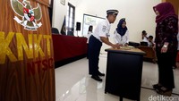 Calon Investigator Keselamatan Transportasi KNKT, menandatangani Pakta Integritas usai dikukuhkan.