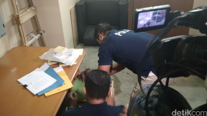 4 Jam Geledah Ruang Ketua DPRD DKI, Penyidik Bawa Bundelan Berkas