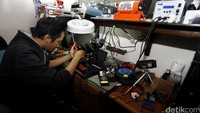 KNKT memiliki fasilitas laboratorium khusus seluas 7X7 meter, di kantor KNKT, Jl Medan Merdeka Utara, Jakarta Pusat.