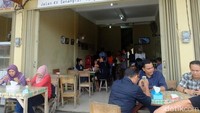 Ada Waroeng Kopi Ake yang disebut sebagai warung kopi tertua di Belitung sejak tahun 1921. Kopinya enak dan suasananya benar-benar jadul (Sastri/detikTravel)