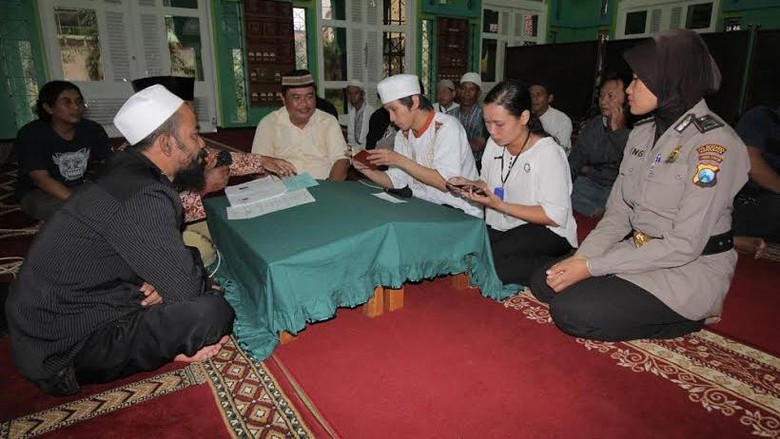 Tahanan ini Menikah di Kantor Polisi, Sempat Salah Ucapkan 