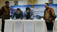 PT PLN (Persero) dan Perusahaan Pengembang Listrik Swasta (Independent Power Producer/IPP) menandatangani Kesepakatan Percepatan Pembangunan Pembangkit Tenaga Listrik 35.000 MW dengan disaksikan Menteri ESDM Sudirman Said.