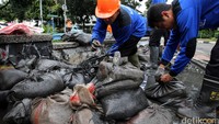 Namun, petugas menjumpai ketebalan lumpur yang cukup signifikan sehingga masih berpotensi genangan air jika hujan lebat.
