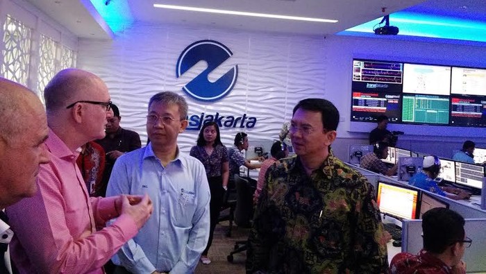 Ahok Perintahkan Pak Ogah di Jalanan Direkrut Jadi Pembersih TransJ