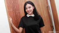 Cleo tersenyum cantik di depan kamera. Pool/Gus Mun/detikFoto.