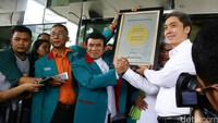 Rhoma memberikan lagu Indonesia kepada KPK.