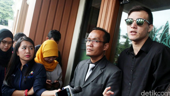 Risty Tagor Ingin Cepat Cerai, Stuart Collin Minta Santai Saja