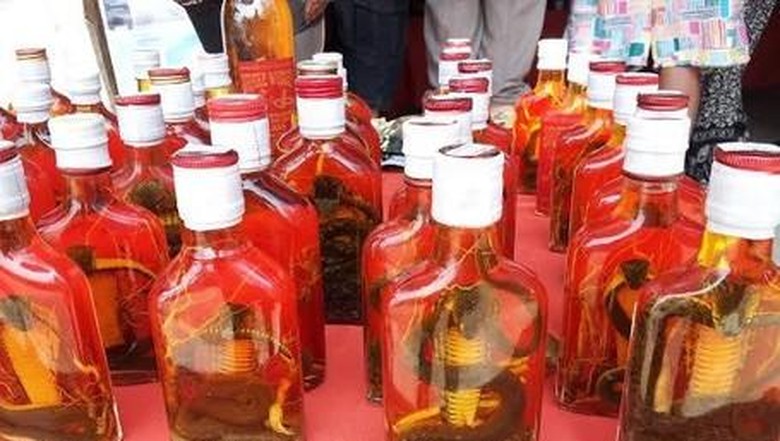 Snake Whiskey Minuman whiskey berisi ular