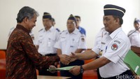 Soerjanto Tjahjono memberikan ucapan selamat.