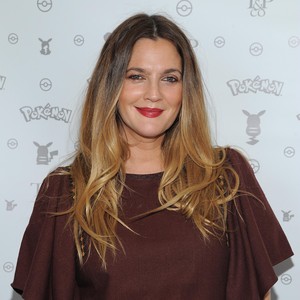 Drew Barrymore Bagi Tips Mengatasi Jerawat di Usia 40an Drew Barrymore Bagi Tips Mengatasi Jerawat di Usia 40an