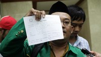 Desakan itu disampaikan oleh Wakil Ketua DPC PPP Surakarta Setyo Mahanani yang datang seorang diri ke sekretariat MKD, Gedung DPR, Senayan, Jakarta Pusat, Kamis (3/3/2016). Dia menyebut kader PPP Surakarta lain berhalangan hadir meski sudah berencana.