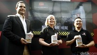 Head of Sales and Marketing PT Kendall Andalan Sempurna (KAS), Cristhoper Tan, Director of International Sales Lubricants Philips 66, Julie Thompson, dan International Bussines Manager Lubricants Philips 66 Franco Grangeri saat meluncurkan produk Kendall Lubricants.