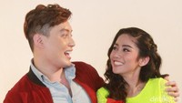 Edric Tjandra terlihat mesra dengan model sekaligus bintang FTV Naomi Papilaya di video klip Billy Syahputra. Pool/Gus Mun/detikFoto.