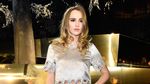 Suki Waterhouse vs Emma Roberts, Siapa Lebih Stylish Berbaju Silver?