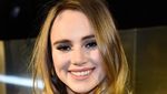 Suki Waterhouse vs Emma Roberts, Siapa Lebih Stylish Berbaju Silver?
