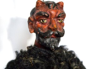 Ceko Punya Suvenir Boneka Setan!
