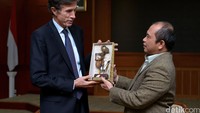 Marwan Jafar memberikan cenderamata kepada Dubes AS Robert O. Blake.
